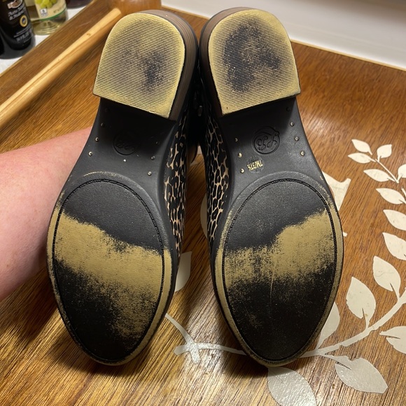 Women's LUCKY BRAND Basil rubber side zip animal print bootie. Size 7 - Picture 4 of 8